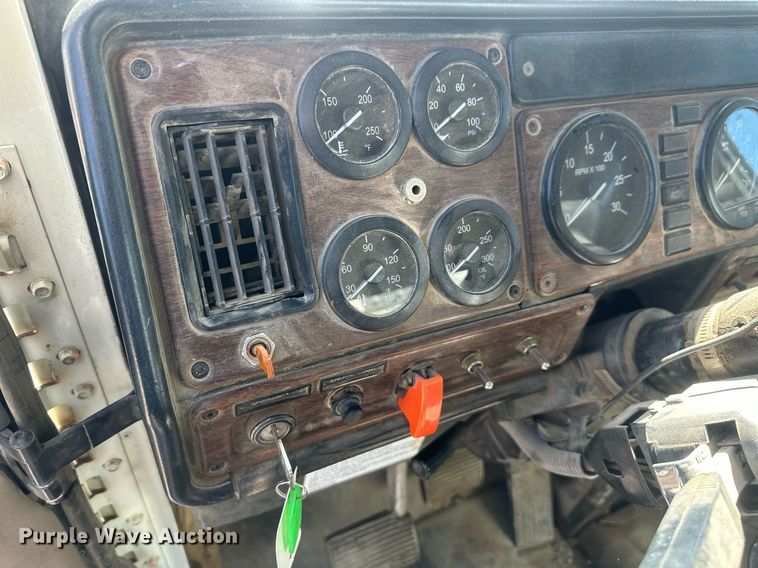 image for item DT7145 2009 Freightliner semi truck