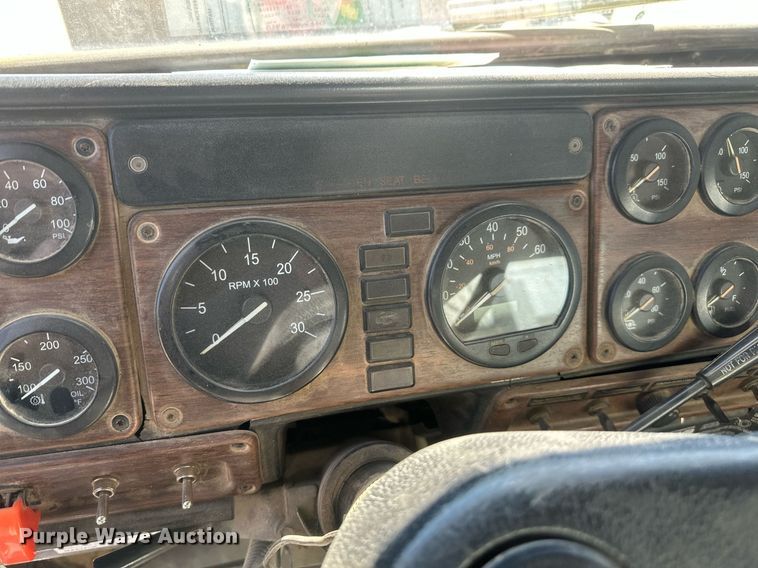 image for item DT7145 2009 Freightliner semi truck