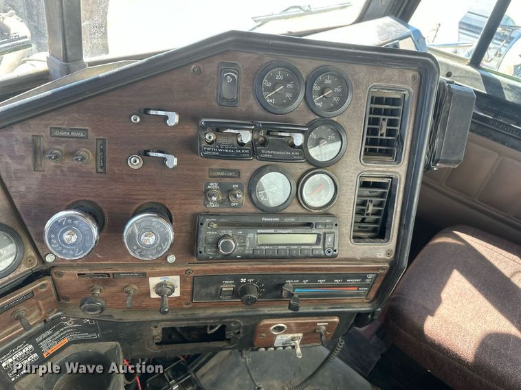 image for item DT7145 2009 Freightliner semi truck