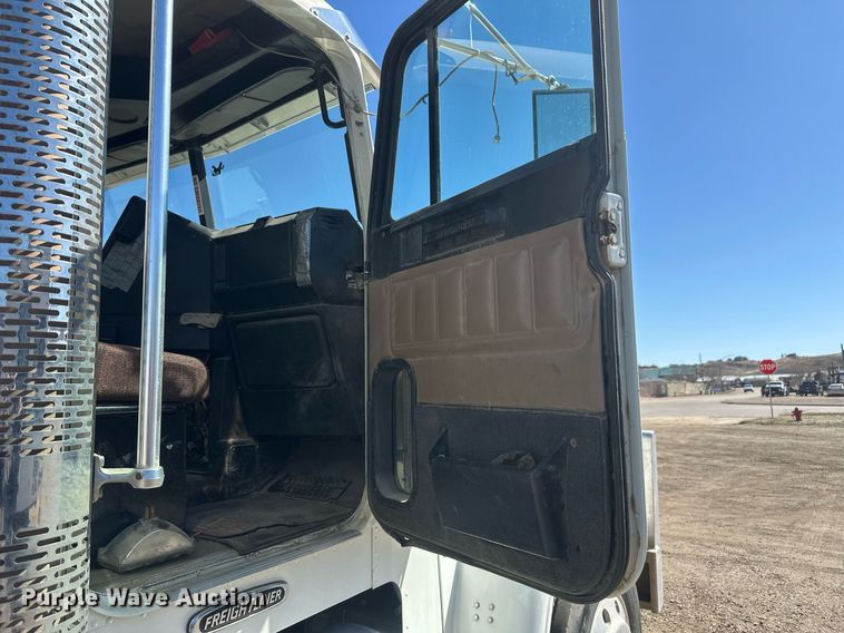 image for item DT7145 2009 Freightliner semi truck