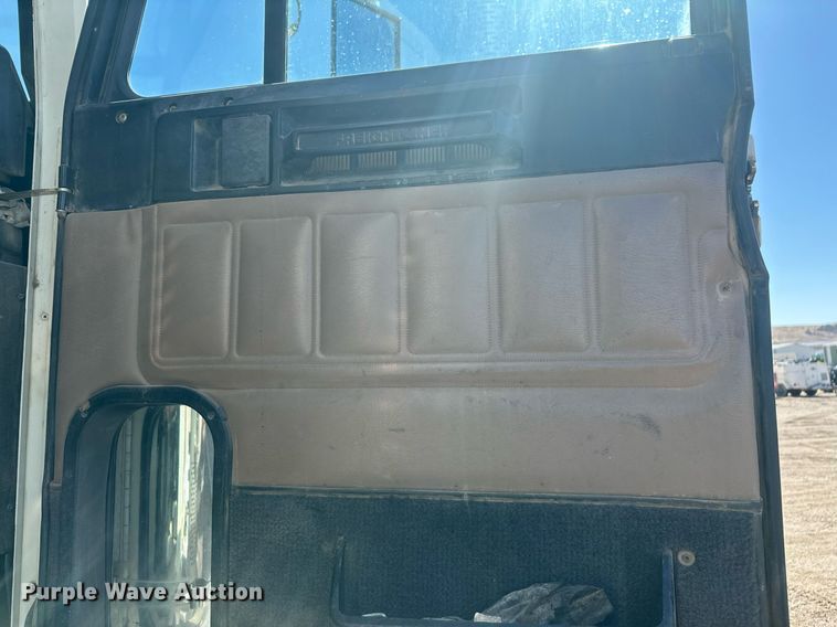 image for item DT7145 2009 Freightliner semi truck