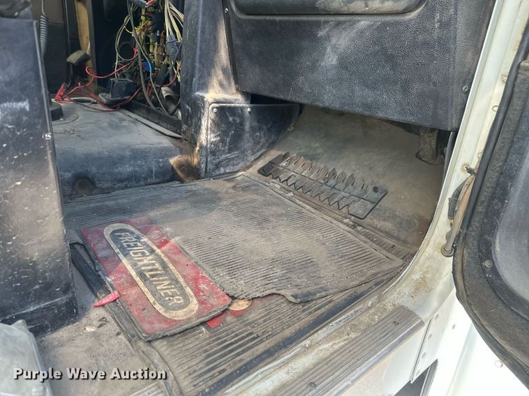 image for item DT7145 2009 Freightliner semi truck