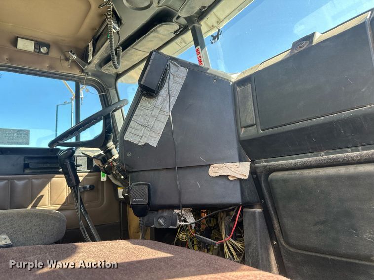 image for item DT7145 2009 Freightliner semi truck