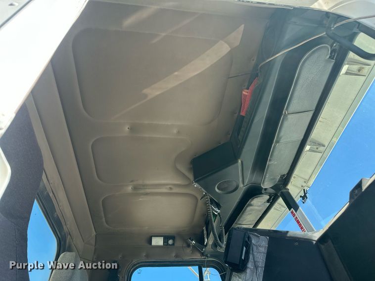 image for item DT7145 2009 Freightliner semi truck