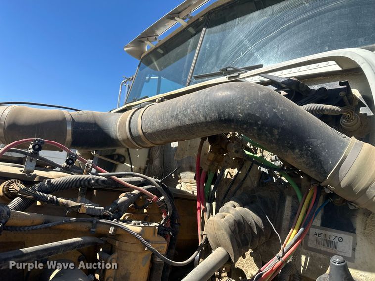 image for item DT7145 2009 Freightliner semi truck