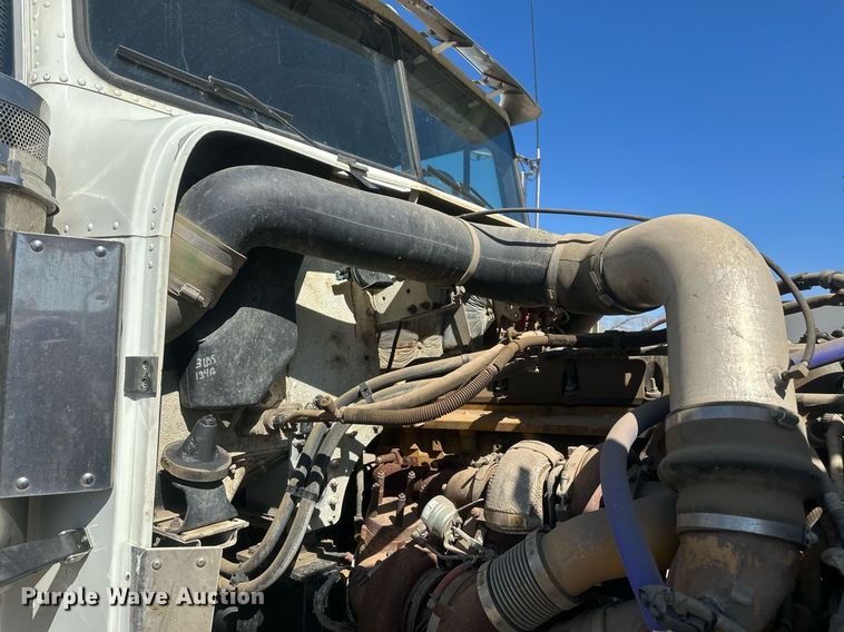 image for item DT7145 2009 Freightliner semi truck