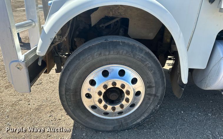 image for item DT7145 2009 Freightliner semi truck