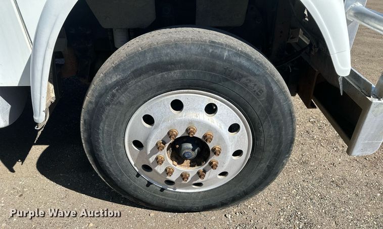 image for item DT7145 2009 Freightliner semi truck