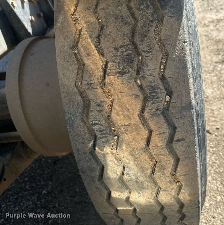 image for item DT7145 2009 Freightliner semi truck