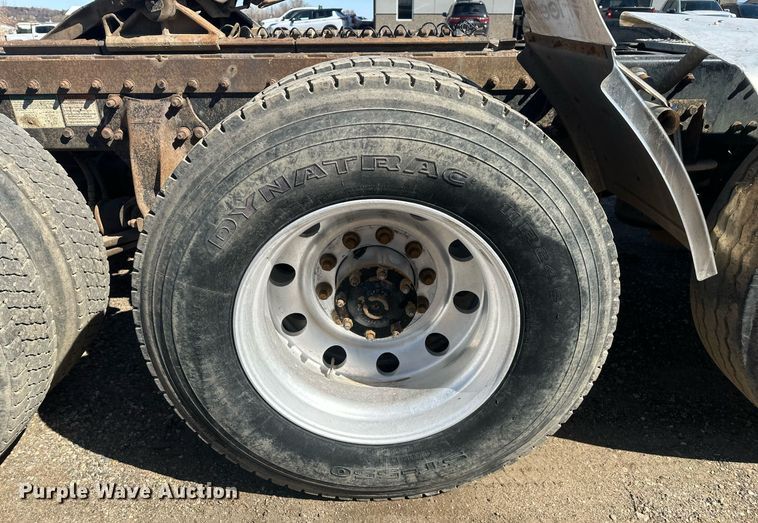 image for item DT7145 2009 Freightliner semi truck