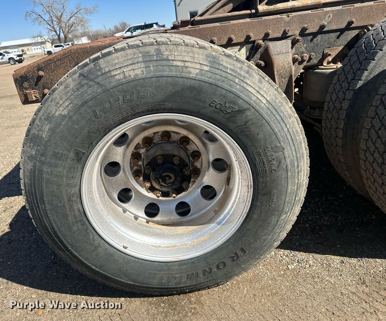 image for item DT7145 2009 Freightliner semi truck