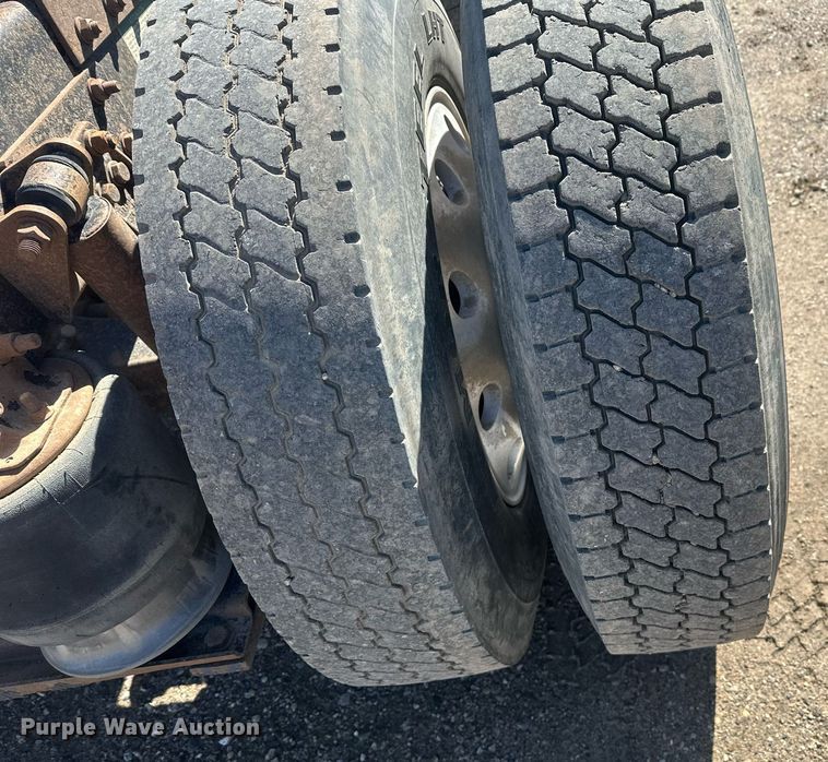 image for item DT7145 2009 Freightliner semi truck