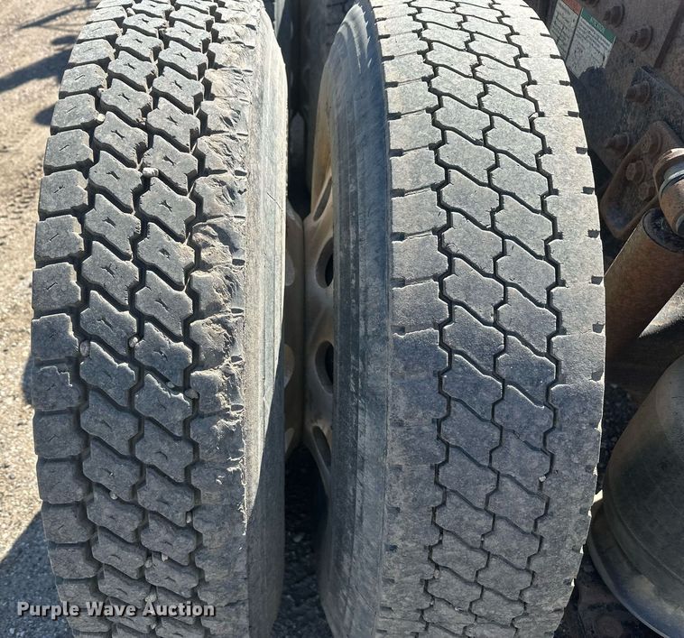 image for item DT7145 2009 Freightliner semi truck