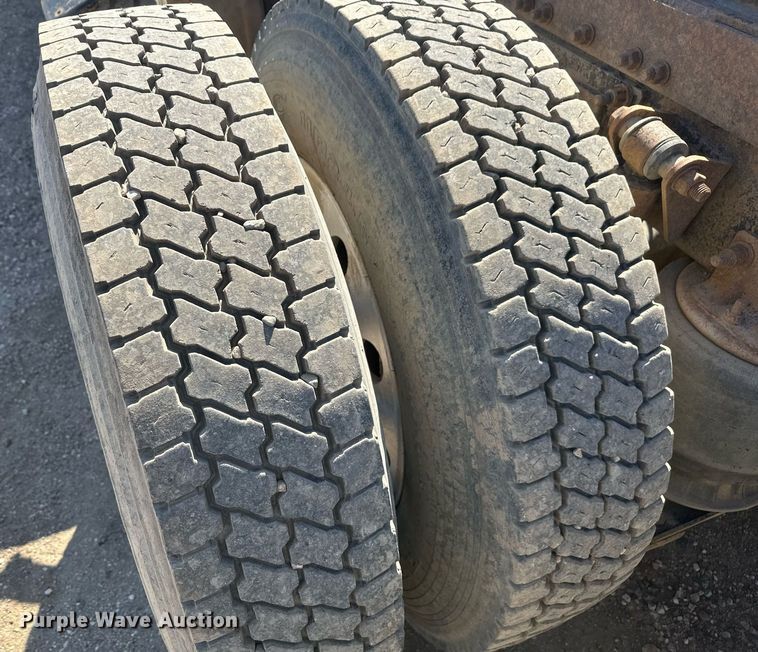 image for item DT7145 2009 Freightliner semi truck