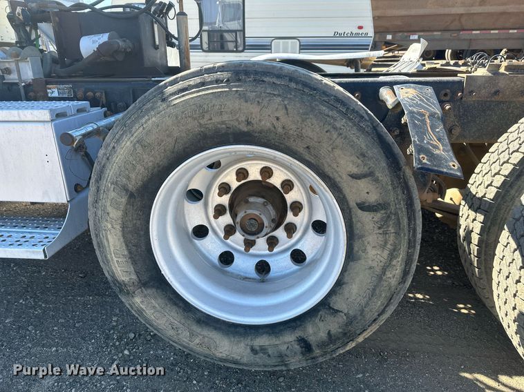 image for item DT7145 2009 Freightliner semi truck