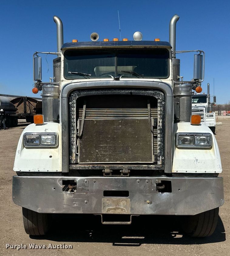 image for item DT7146 2006 Freightliner FLD120 semi truck