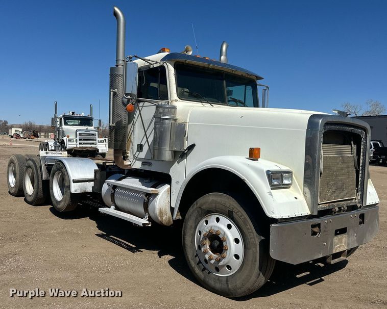 image for item DT7146 2006 Freightliner FLD120 semi truck