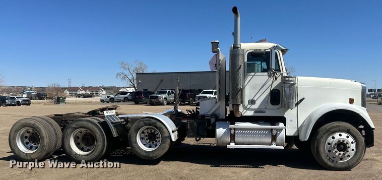 image for item DT7146 2006 Freightliner FLD120 semi truck