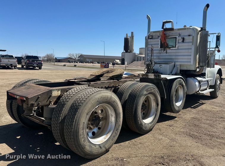 image for item DT7146 2006 Freightliner FLD120 semi truck