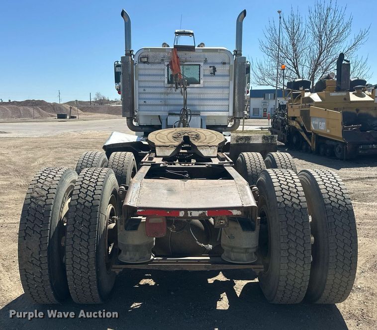 image for item DT7146 2006 Freightliner FLD120 semi truck