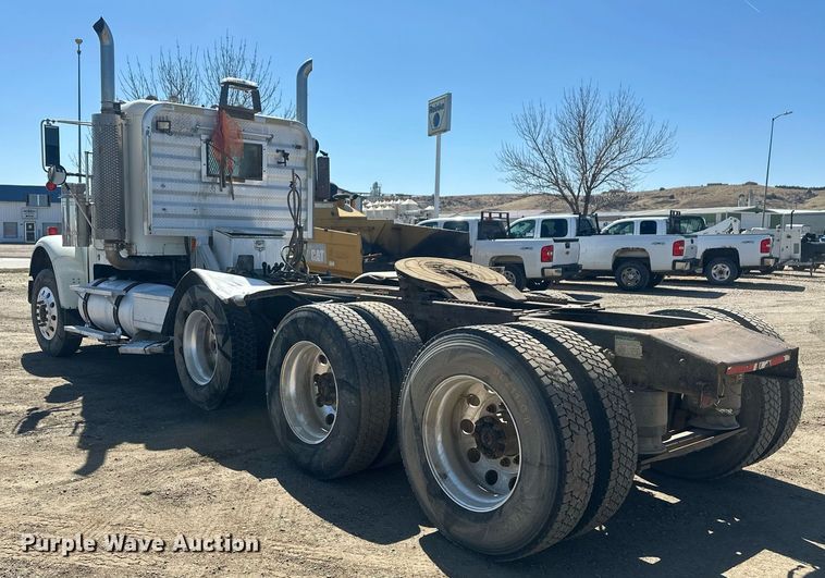 image for item DT7146 2006 Freightliner FLD120 semi truck