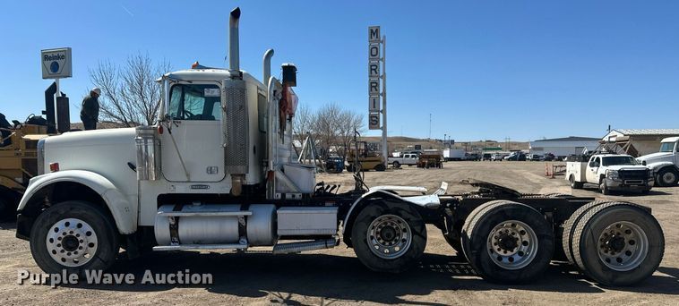 image for item DT7146 2006 Freightliner FLD120 semi truck