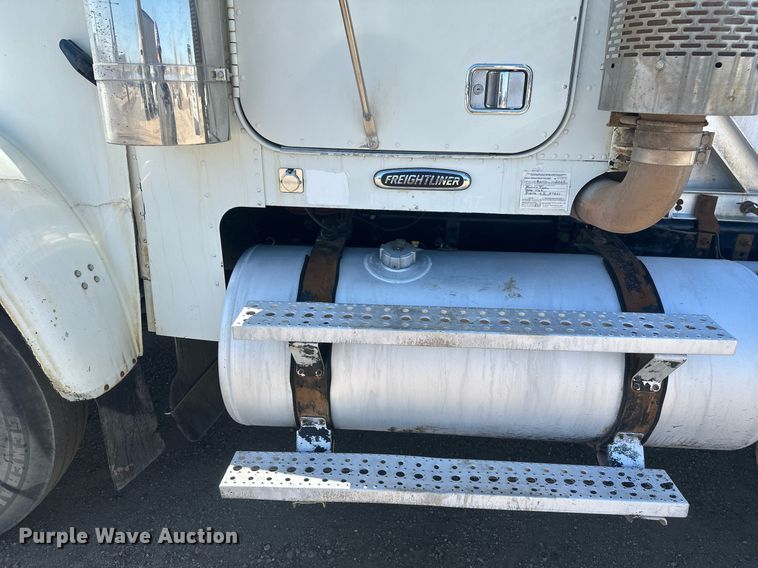 image for item DT7146 2006 Freightliner FLD120 semi truck