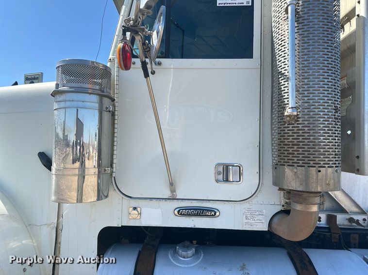 image for item DT7146 2006 Freightliner FLD120 semi truck