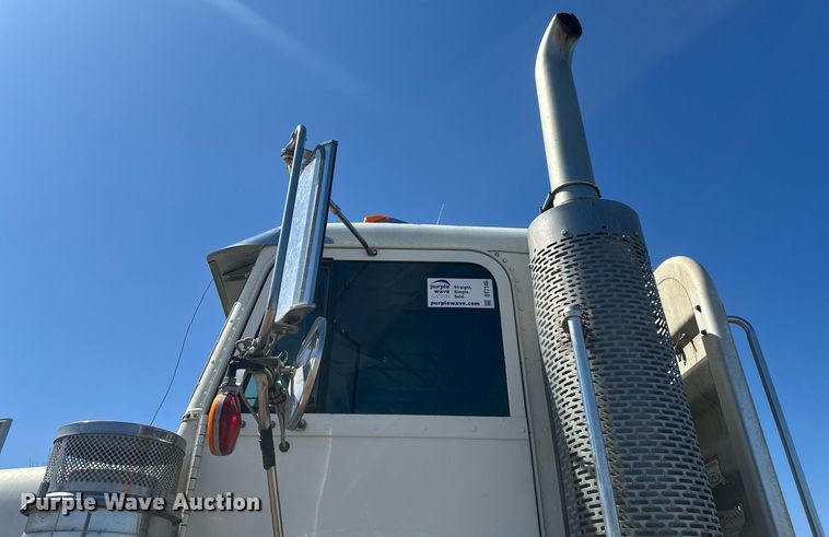 image for item DT7146 2006 Freightliner FLD120 semi truck