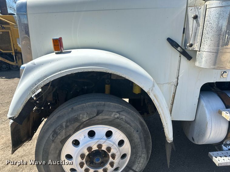 image for item DT7146 2006 Freightliner FLD120 semi truck