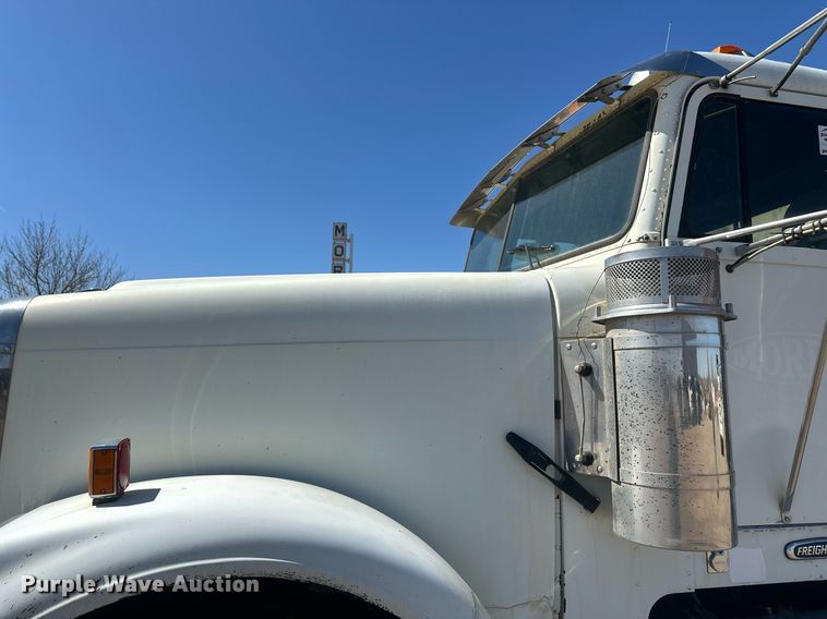 image for item DT7146 2006 Freightliner FLD120 semi truck