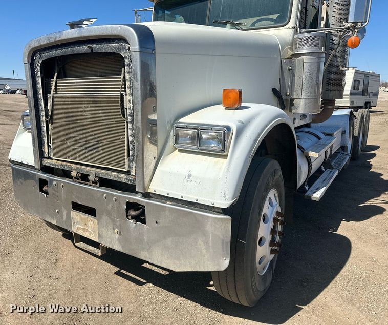 image for item DT7146 2006 Freightliner FLD120 semi truck