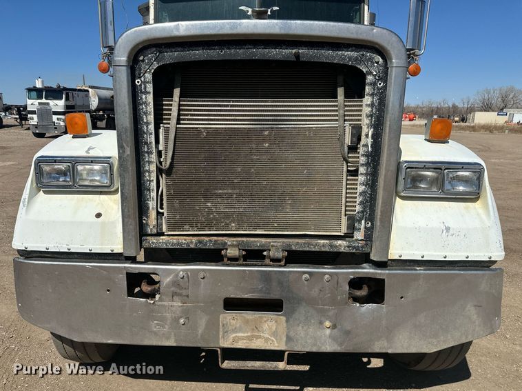 image for item DT7146 2006 Freightliner FLD120 semi truck