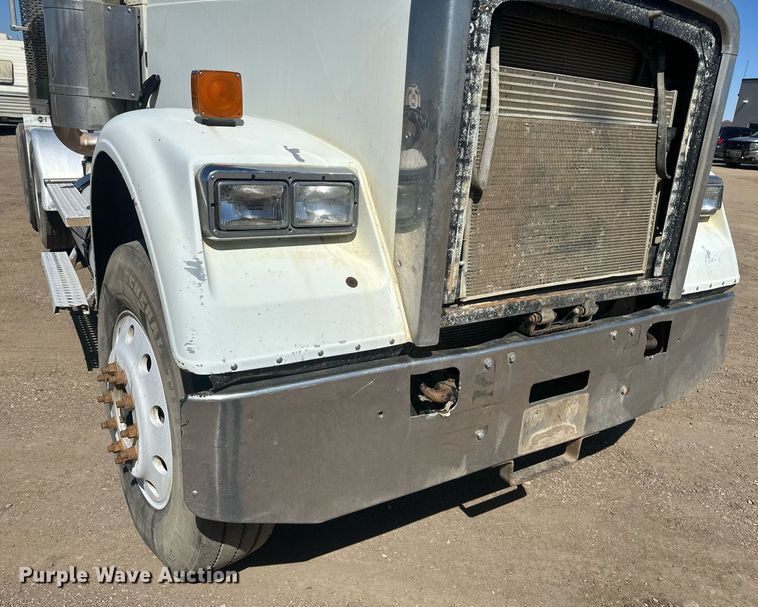 image for item DT7146 2006 Freightliner FLD120 semi truck