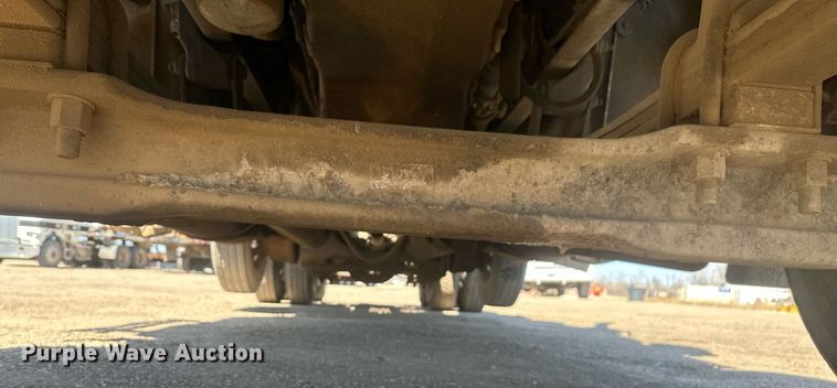 image for item DT7146 2006 Freightliner FLD120 semi truck