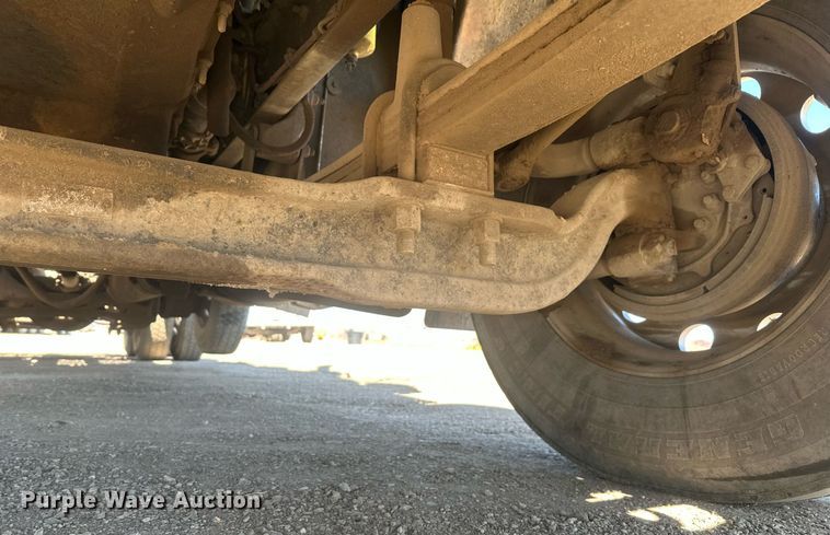 image for item DT7146 2006 Freightliner FLD120 semi truck