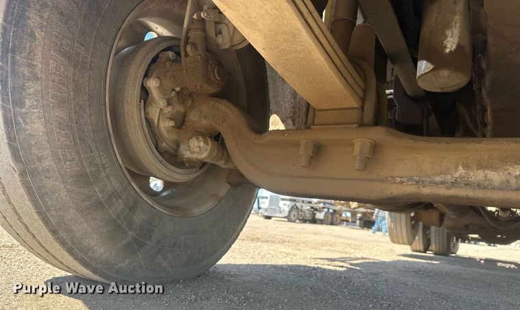 image for item DT7146 2006 Freightliner FLD120 semi truck