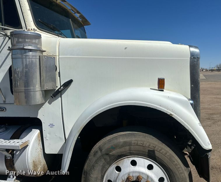 image for item DT7146 2006 Freightliner FLD120 semi truck