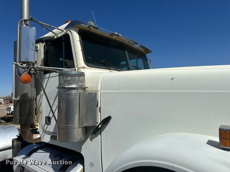 image for item DT7146 2006 Freightliner FLD120 semi truck