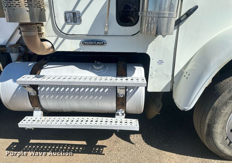 image for item DT7146 2006 Freightliner FLD120 semi truck