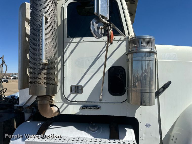 image for item DT7146 2006 Freightliner FLD120 semi truck