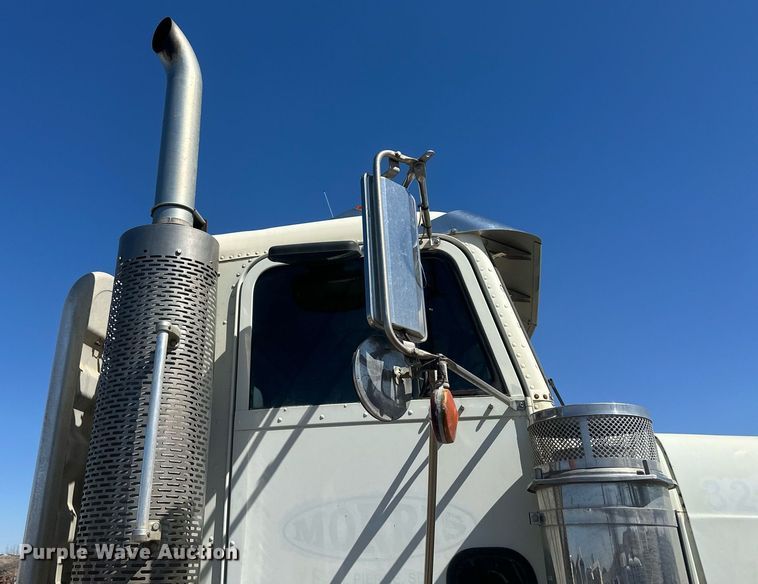 image for item DT7146 2006 Freightliner FLD120 semi truck