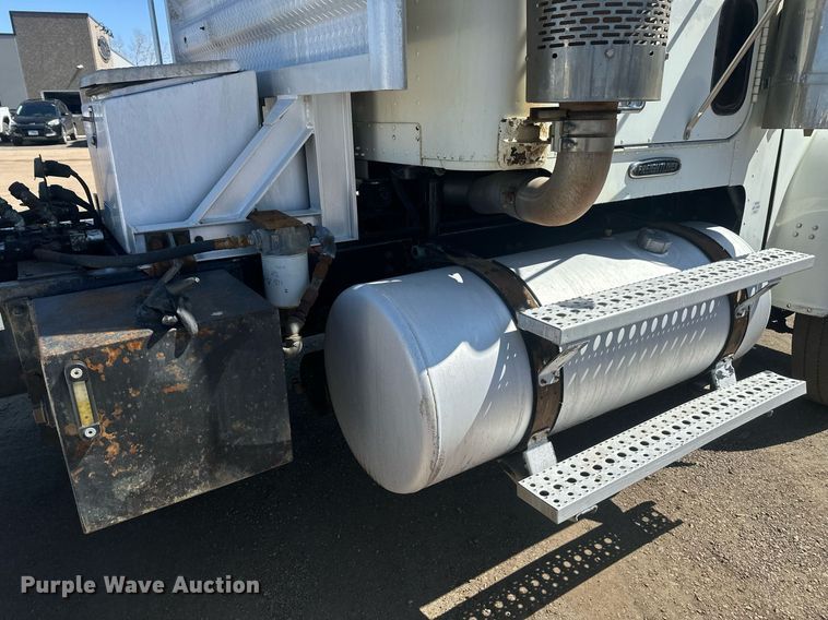 image for item DT7146 2006 Freightliner FLD120 semi truck