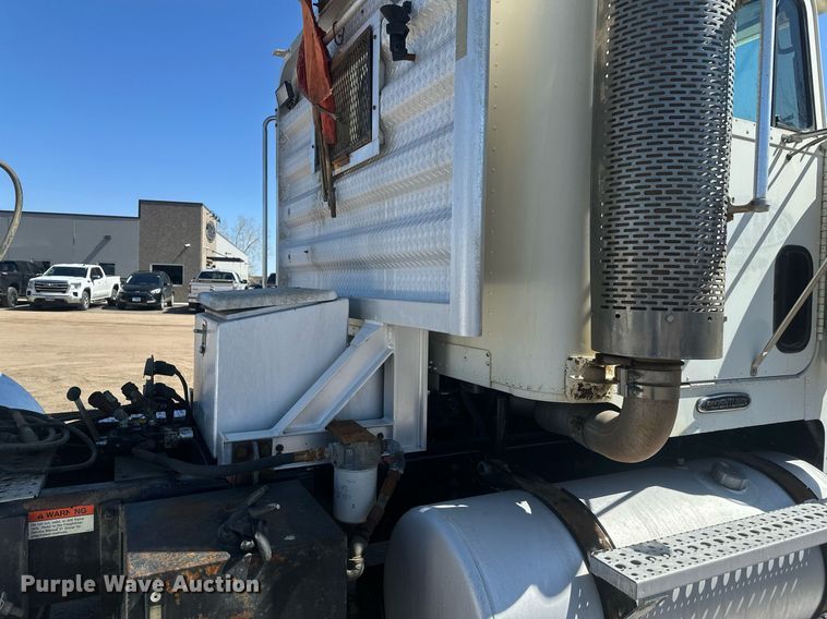 image for item DT7146 2006 Freightliner FLD120 semi truck