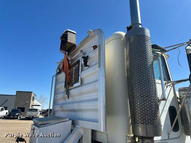 image for item DT7146 2006 Freightliner FLD120 semi truck