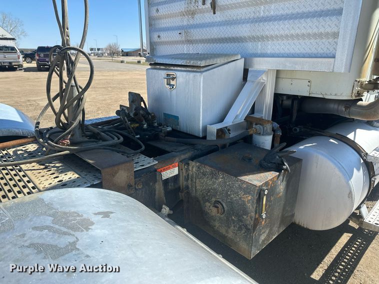 image for item DT7146 2006 Freightliner FLD120 semi truck