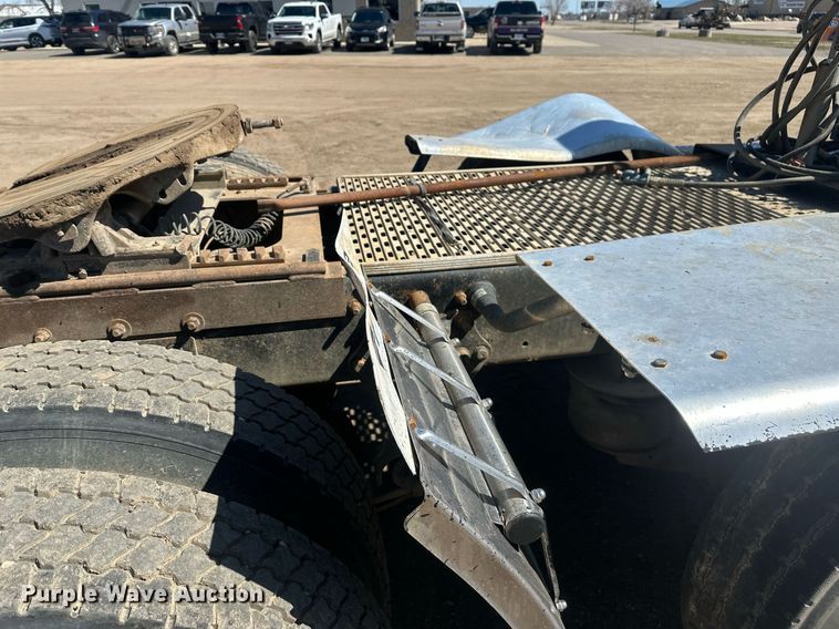 image for item DT7146 2006 Freightliner FLD120 semi truck