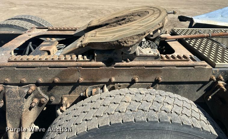 image for item DT7146 2006 Freightliner FLD120 semi truck