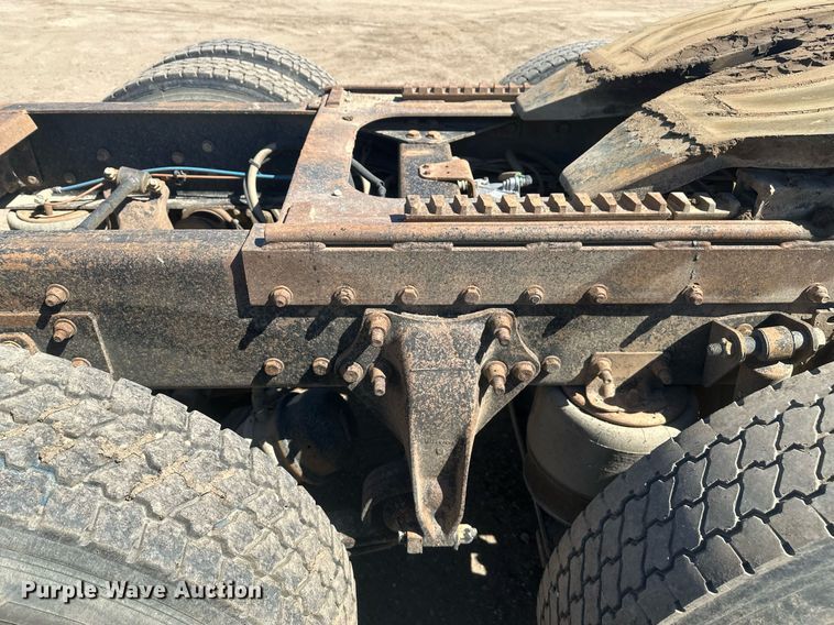 image for item DT7146 2006 Freightliner FLD120 semi truck