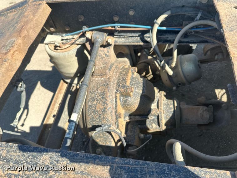 image for item DT7146 2006 Freightliner FLD120 semi truck